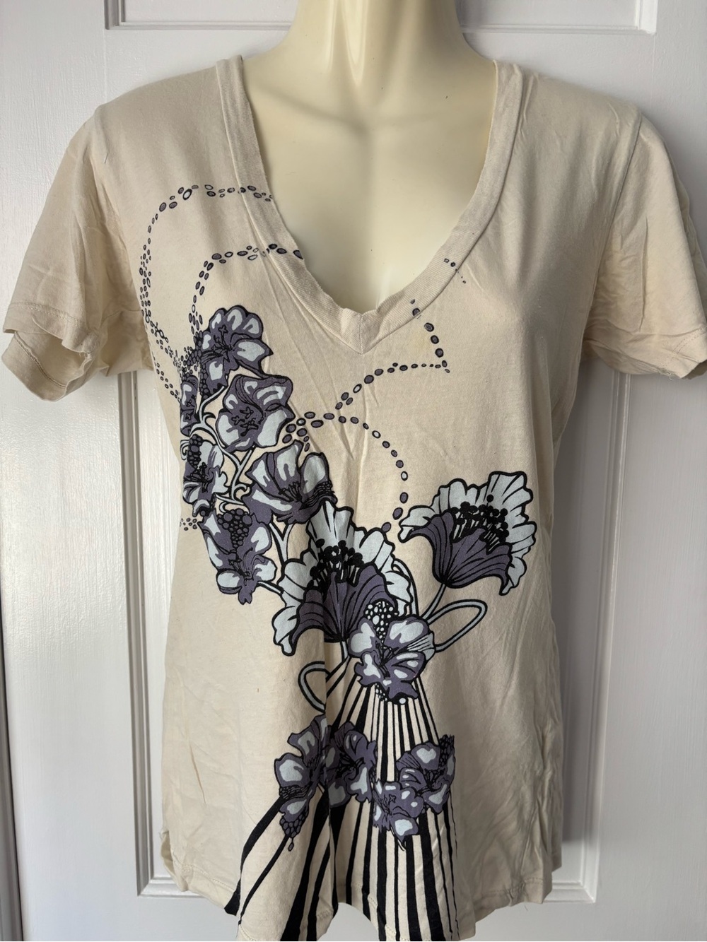 Vintage Truly Madly Deeply Cream V-Neck Tee Gray Floral Print, size S